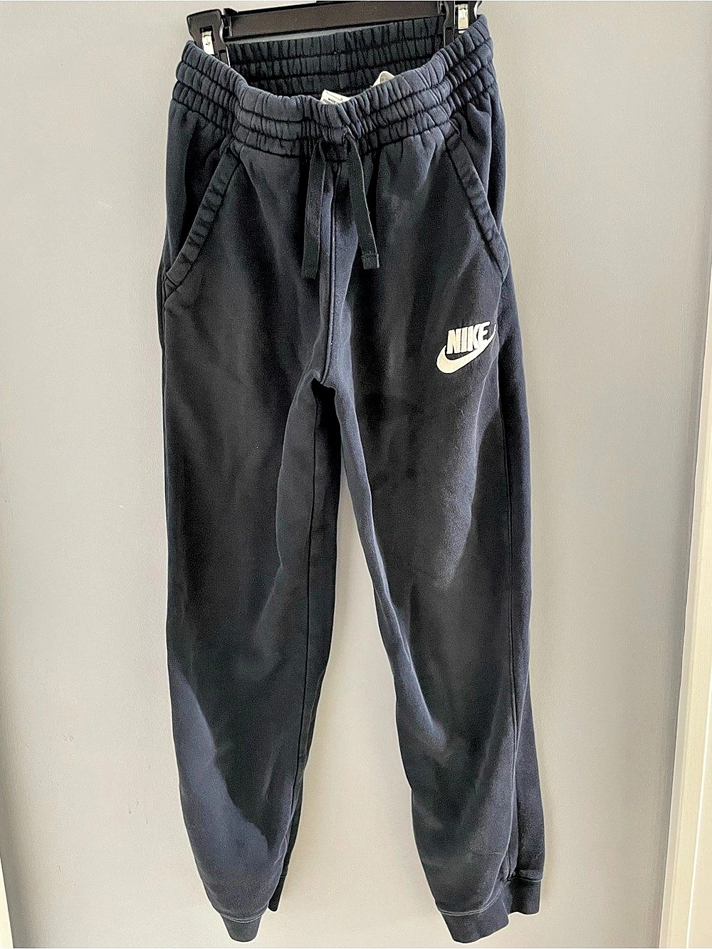 Nike Sportswear Club Fleece Joggers in Black & Gray